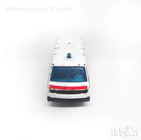 Метална количка Matchbox Volkswagen Transporter 1:62 Линейка, снимка 9 - Колекции - 53059445