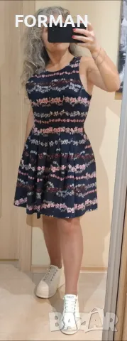 РАЗКОШНА тъмносиня кукленска рокля на розови цветчета, снимка 4 - Рокли - 49820018