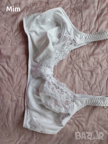 Triumph 95 E Бял сутиен от сатен и дантела без банели , снимка 5 - Бельо - 54073741