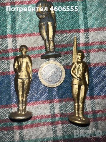 Метални фигурки на войници.