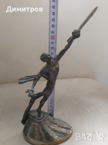 Бронзова статуетка Гагарин към звездите , снимка 2 - Антикварни и старинни предмети - 54080819