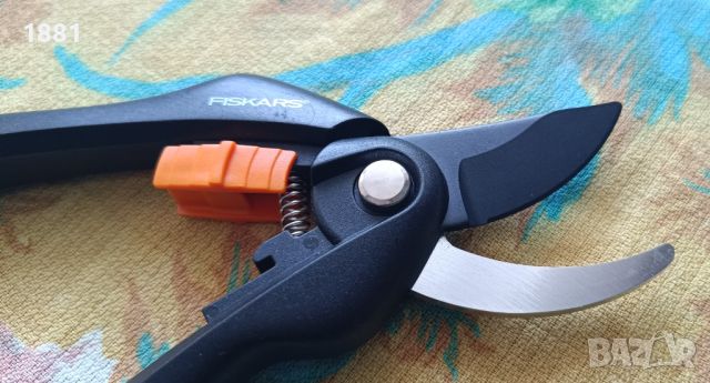 Градинска лозарска ножица FISKARS с разминаващи се остриета SingleStep™. Нова., снимка 5 - Градински инструменти - 45711056