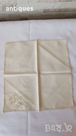 Бродирани носни кърпи от соц-а - 2 броя, снимка 3 - Антикварни и старинни предмети - 53911626