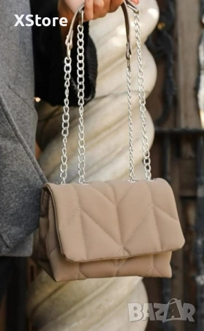 Дамска ватирана чанта в бежов цвят с клъч затваряне и дълга дръжка тип синджир, снимка 2 - Чанти - 52583009