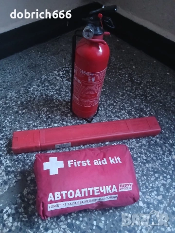 Авариен комплект пожарогасител аптечка триъгълник