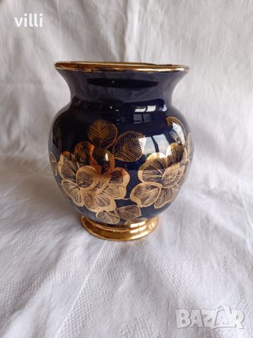 Кобалтова  ваза със златни цветя