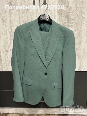 Официален костюм