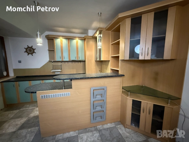 Ъглова кухна с барплод и ТВ щкаф