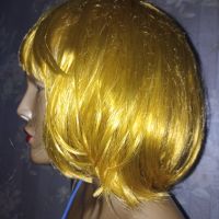 Нова карнавална перука тип каре в златист цвят , снимка 1 - Аксесоари за коса - 45088360