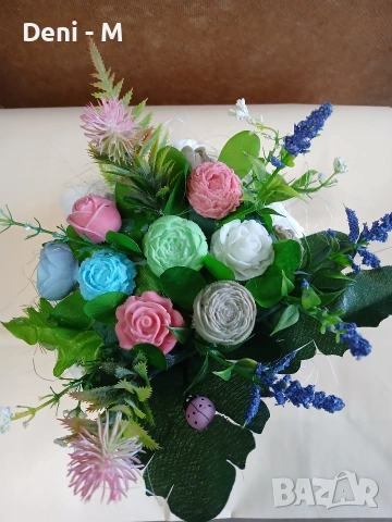 Сувенир гипсова ръка с букет от глицеринов сапун