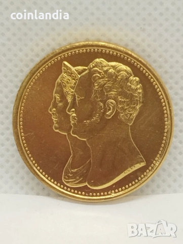 позлатена момента 10 рубли репродукция , снимка 2 - Нумизматика и бонистика - 53290204