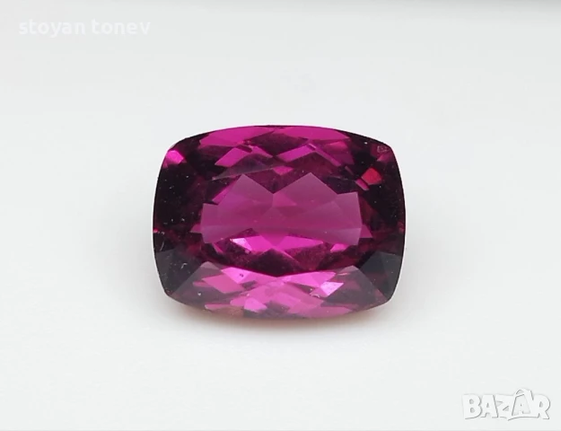 Изящен гранат с жив цвят и идеална форма 4.30кт.! Нов! 