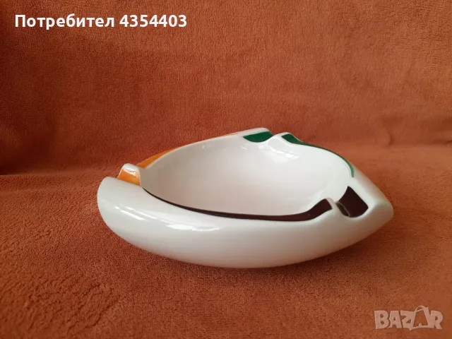 Ретро порцеланов пепелник на „Изида” – триъгълен, ръчно рисуван, снимка 2 - Антикварни и старинни предмети - 49767271
