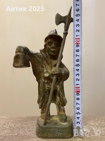 Винтидж бронзова статуетка „Страж / Работник с алебарда“, XX век, снимка 2 - Антикварни и старинни предмети - 52771905