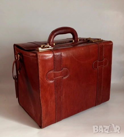 Твърд кожен куфар /куфарче за козметици или лекари