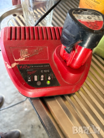 Зарядна станция Milwaukee C12 M12, снимка 2 - Други инструменти - 52175855