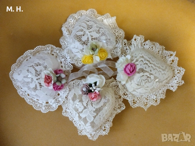 Ръчно декорирани пластмасови сърца в стил Шаби шик 