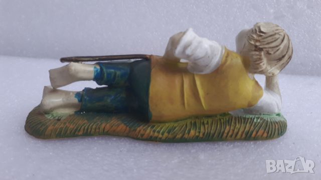 Статуйка на джентълмен, който лежи бос с бастунчето си, снимка 5 - Декорация за дома - 45751381