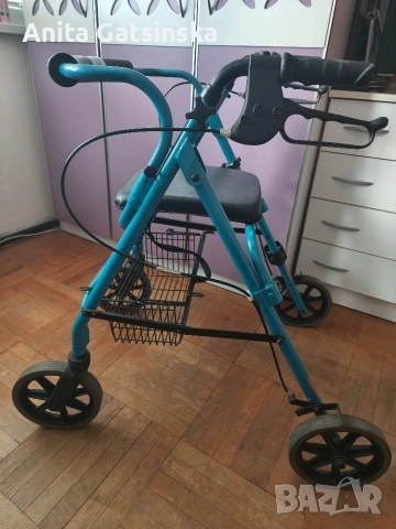 Стол/количка за инвалиди/трудноподвижни хора с подарък 