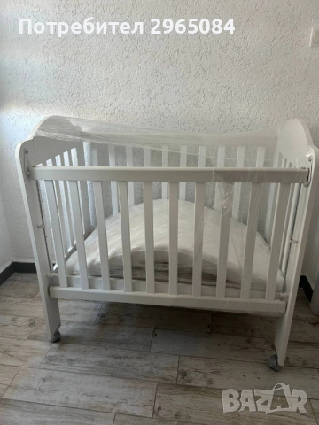 Дървена кошара в бяло