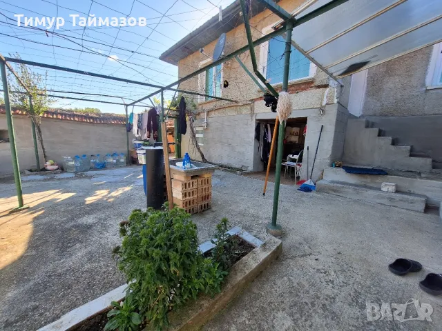 Голяма просторна къща и голям двор 