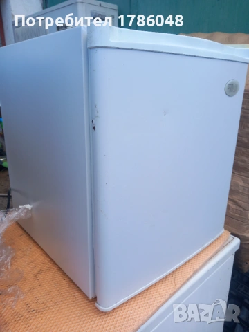 Малък хладилник с малко фризерче /мини бар/, снимка 5 - Хладилници - 53636494