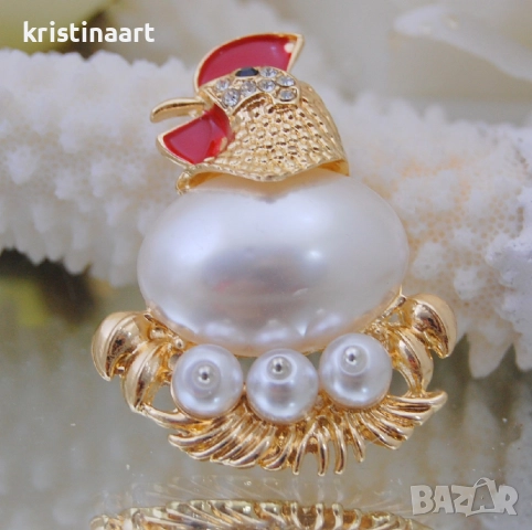 Брошка *Златна кокошка* от серия *Перлена магия*