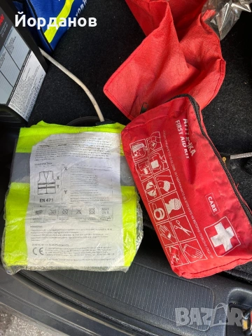 Автомобилна аптечка + жилетка