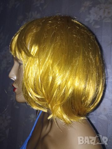 Нова карнавална перука тип каре в златист цвят 
