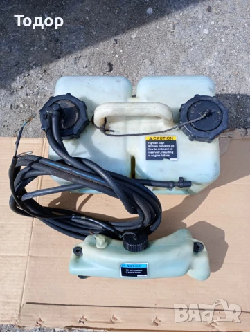 Продавам резервоар за масло за извънбордов двигател 10 литров, камплект с маркучи и кабели