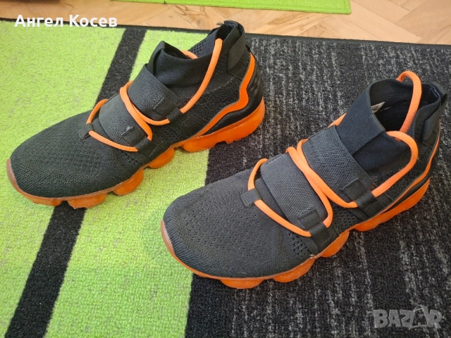 Черни маратонки с оранжеви елементи 