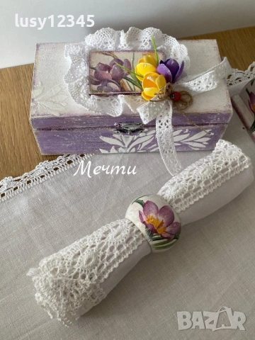 Дървена кутия с 6 пръстена за салфетки с пролетни минзухари