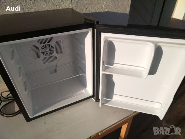 Мини бар / мини хладилник с терморегулатор  Обем: 40 литра Охлажда храна и напитки с температура до , снимка 10 - Хладилници - 45710400