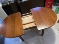Продавам дървена овална маса за хранене, която се разтега., снимка 2