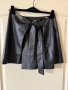 Нова черна кожена кожа къса елегантна интересна пола Mango , снимка 3