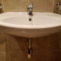 Керамична мивка за баня  с сифон и смесител, снимка 1 - ВИК - 44422844