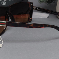 слънчеви очила с кутия на марката и кърпичка на едро , снимка 5 - Слънчеви и диоптрични очила - 45042082