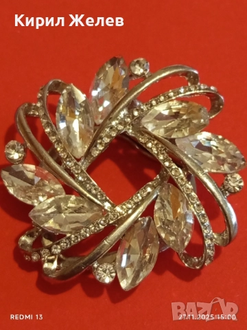 SWAROVSKI брошка прелестно кристално цвете с изящни триизмерни бели камъни 52236, снимка 2 - Други - 52562330