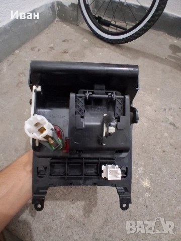 Пепелник със запалка от VW Golf 5 2008г., снимка 4 - Аксесоари и консумативи - 51585992