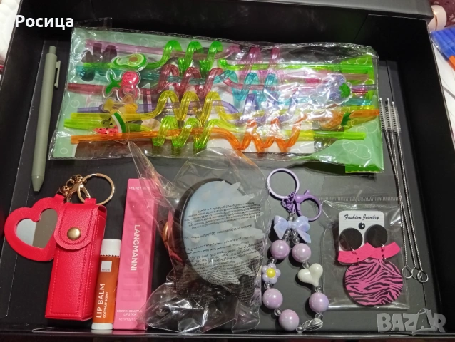 Комплект козметика и спираловидни сламки и аксесоари 