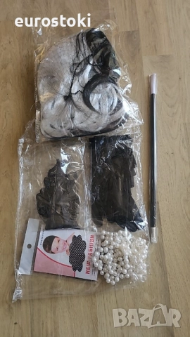 Дамски костюм на Круела Девил,  с рокля, перука, мрежа за коса, ръкавици, перлена огърлица, маска, снимка 6 - Костюми - 52507070