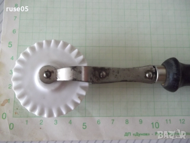 Нож за рязане на тесто с порцеланов диск и дървена дръжка, снимка 2 - Прибори за хранене, готвене и сервиране - 52107435