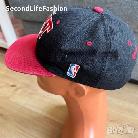 Шапка с козирка Miami Heat Mitchell&Ness NBA червено черно зимна , снимка 2 - Шапки - 53809951
