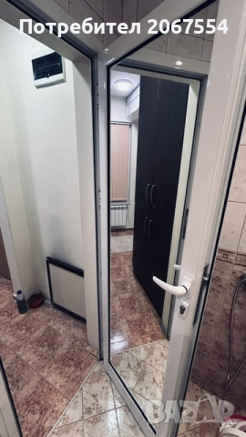 Почти нова алуминиева бяла врата за баня, с огледало-70/197, снимка 4 - Врати за баня - 54046644