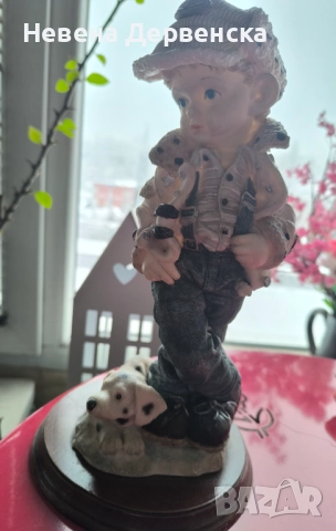 Фигура на момче с куче