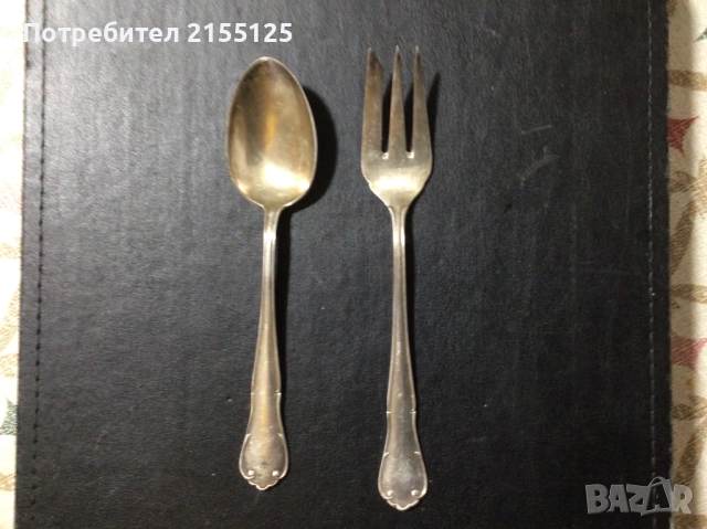 5 сребърни лъжички и 5 сребърни вилички.