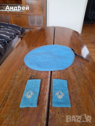 Стар комплект военна барета и пагони