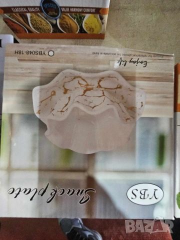 Луксозен комплект: Купичка с чинийка в бял цвят със златни елементи напомнящи за мрамор, снимка 2 - Други - 45505853
