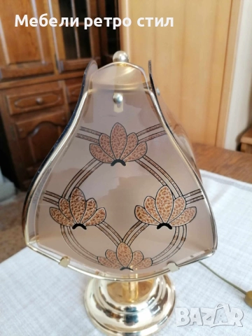 Красива, ретро настолна лампа с тежка месингова основа и декоративен стъклен абажур., снимка 4 - Декорация за дома - 52443691