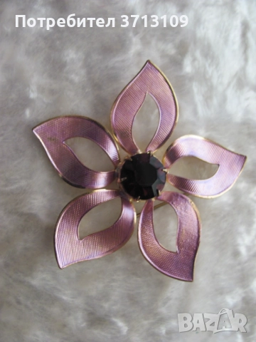 Красива брошка -цвете с полускъпоценен камък
